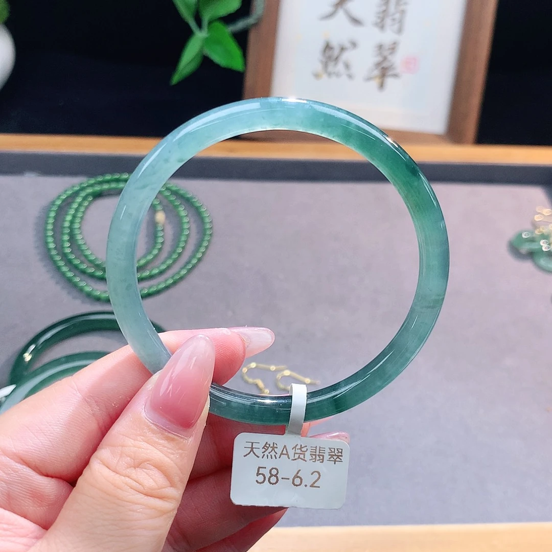 未镶嵌手镯（圆镯）翡翠