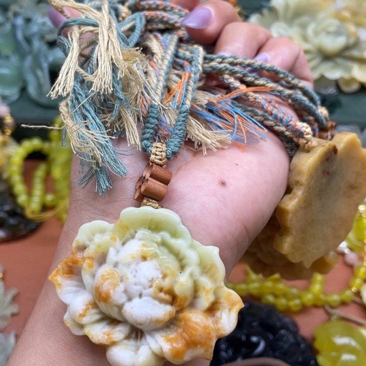 蛇纹石玉未镶嵌吊坠