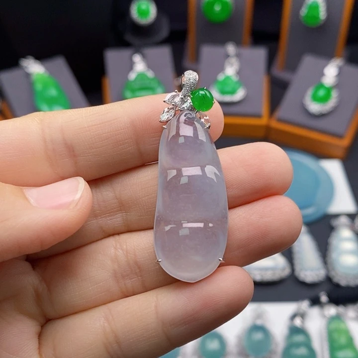 翡翠18K金镶嵌颈饰福豆