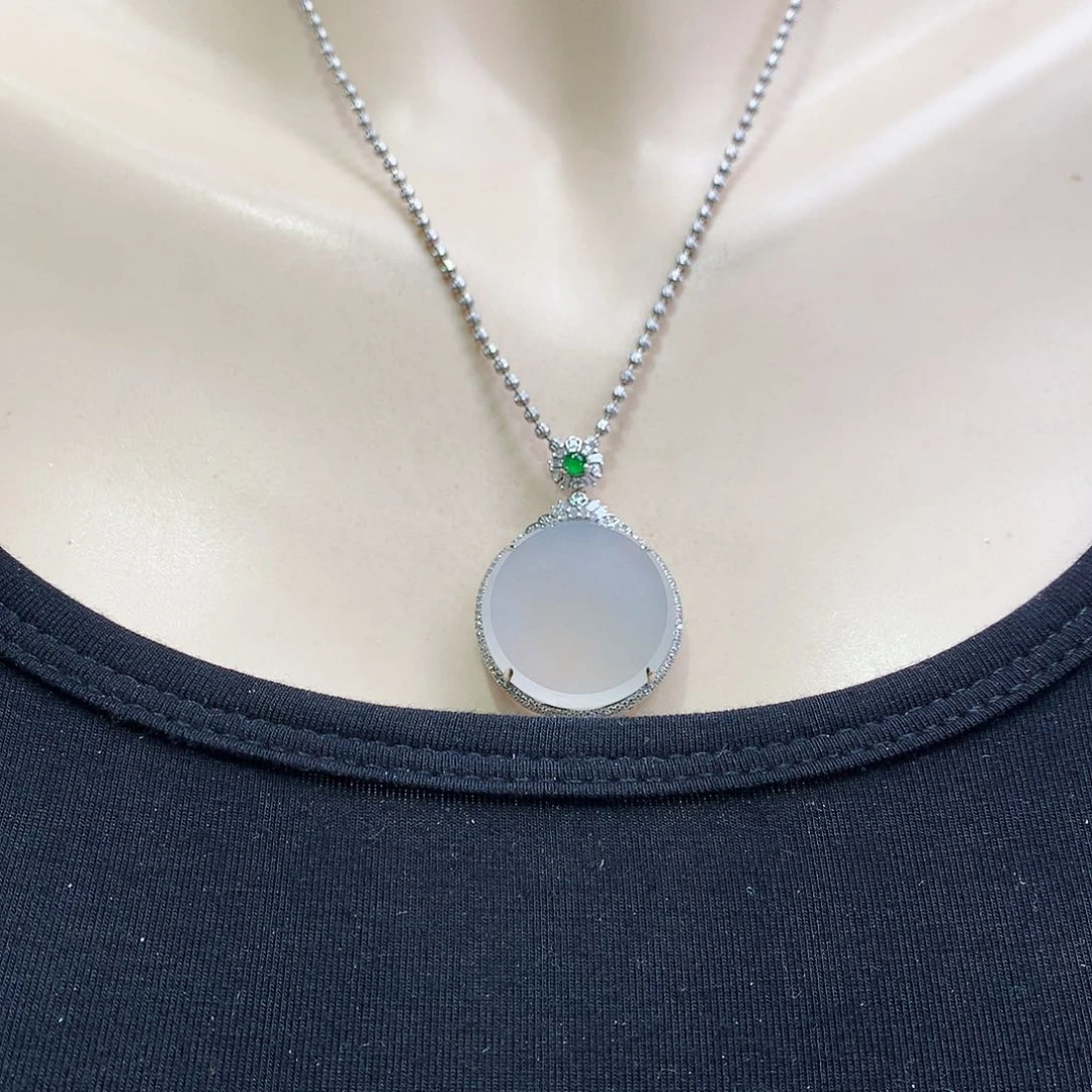 翡翠颈饰18K金镶嵌圆牌