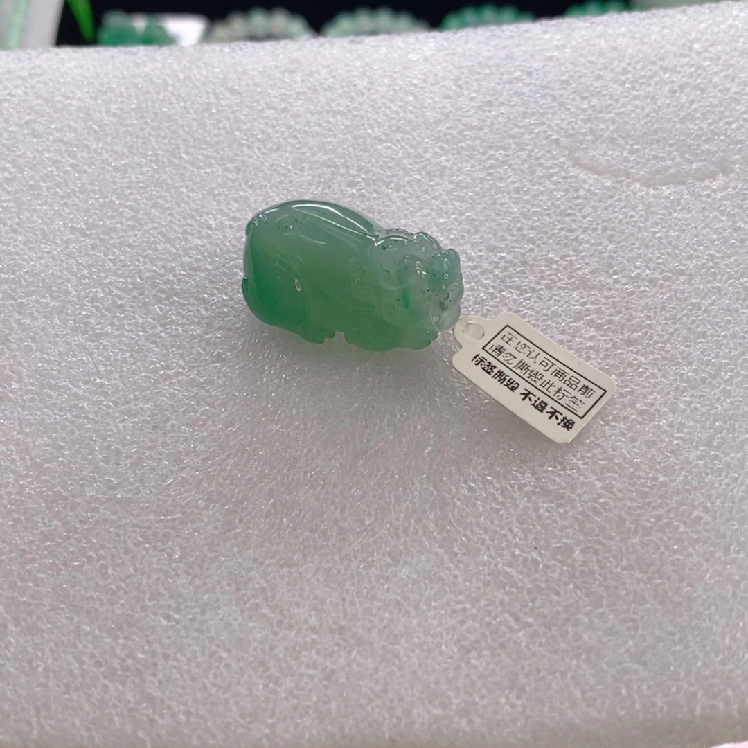 ****人石英质玉未镶嵌颈饰