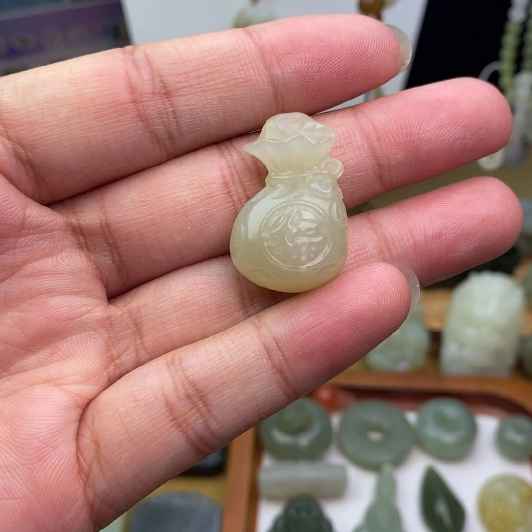 和田玉未镶嵌颈饰有棉介意慎拍