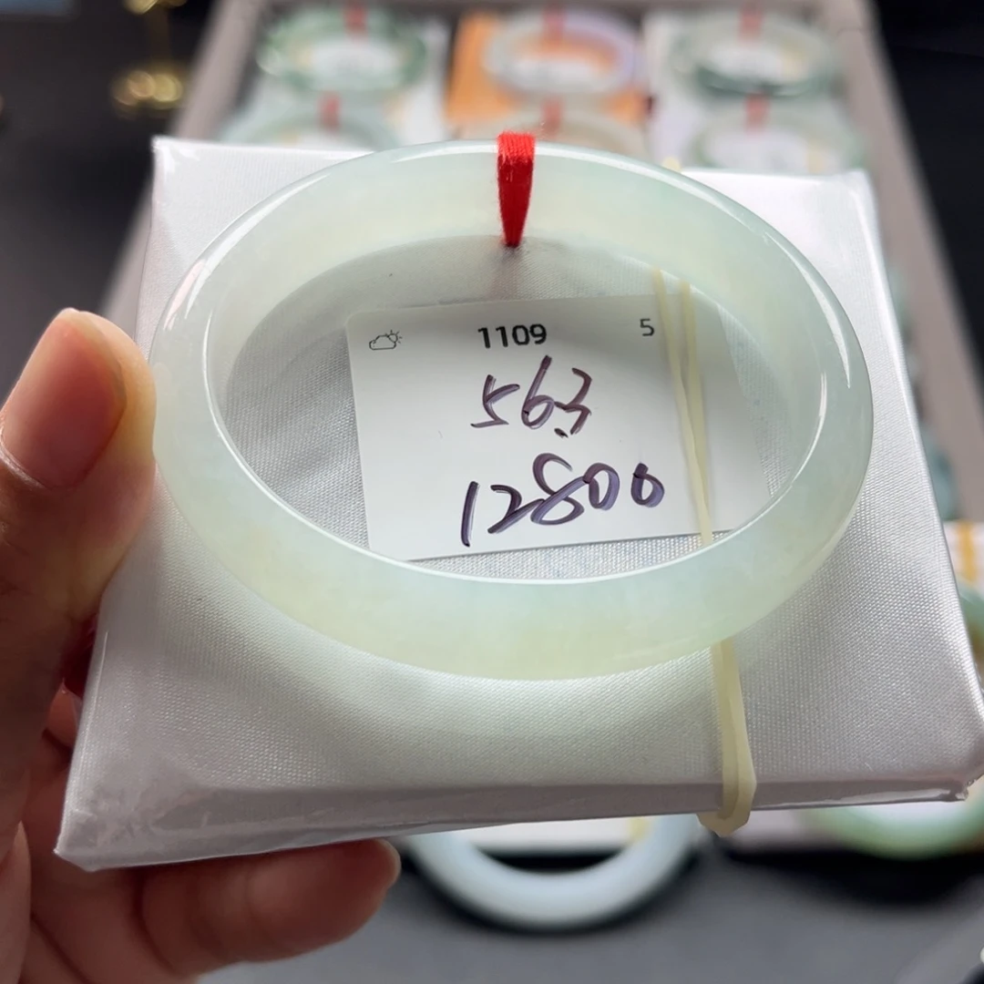 翡翠未镶嵌手镯56贵妃