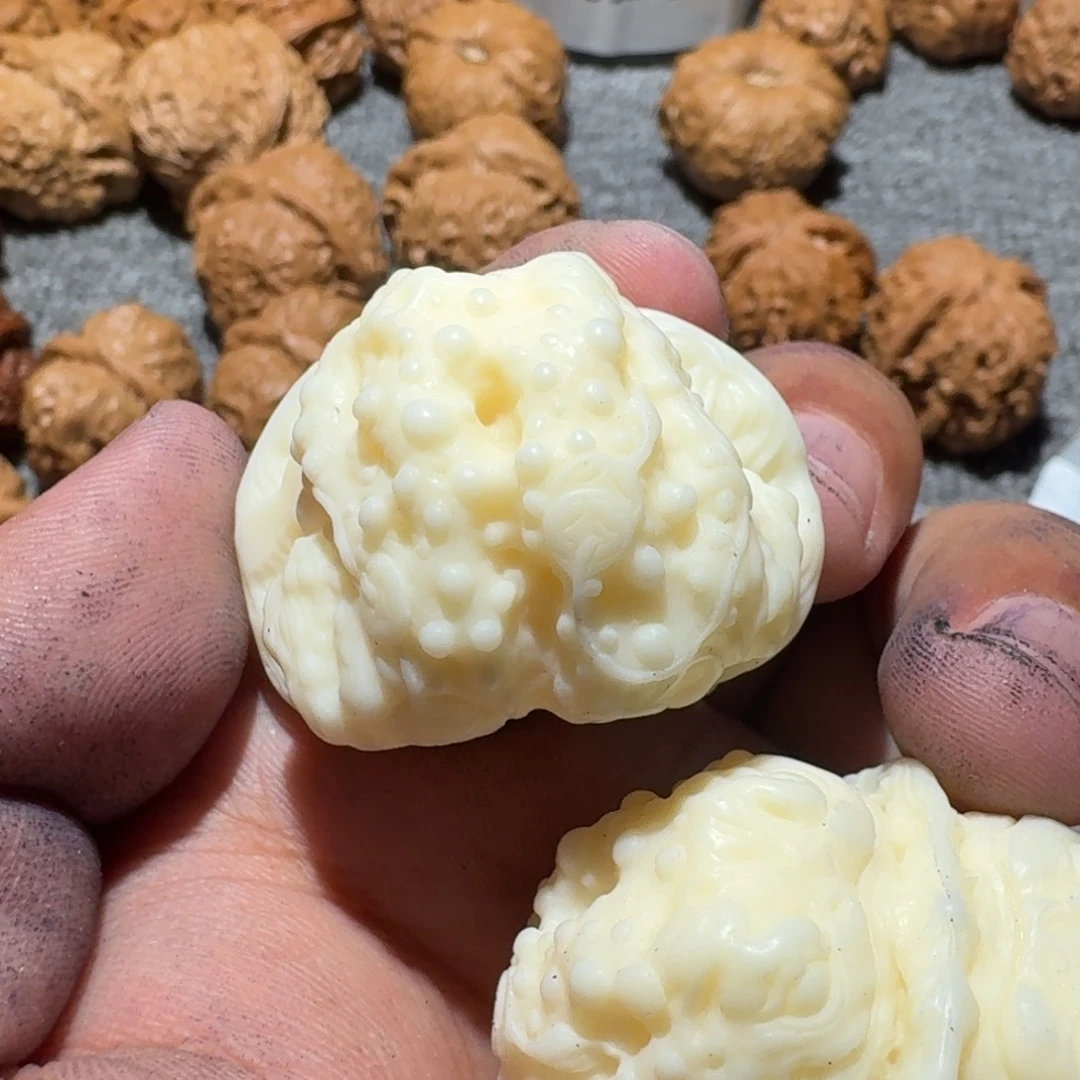 文玩核桃吊坠蛤蟆头雕刻