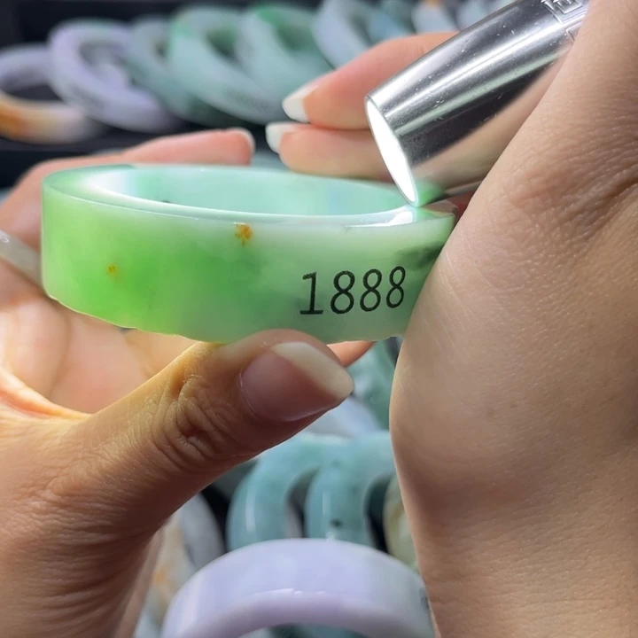 定制翡翠未镶嵌翡翠手镯