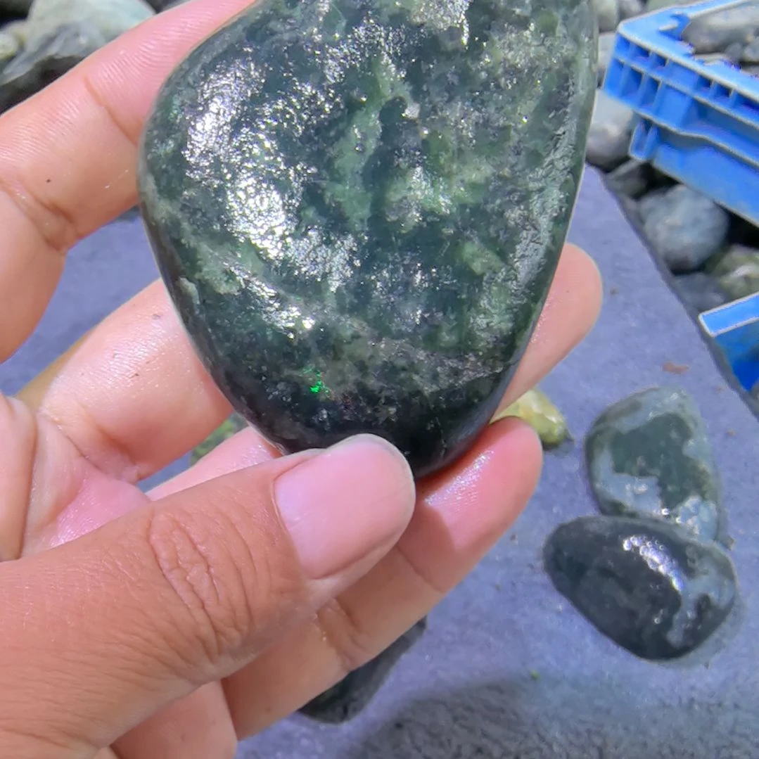 飘***飘有机玻璃藏玉药王石原石手把件一个