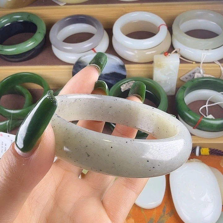 和田玉（糖玉）未镶嵌手镯