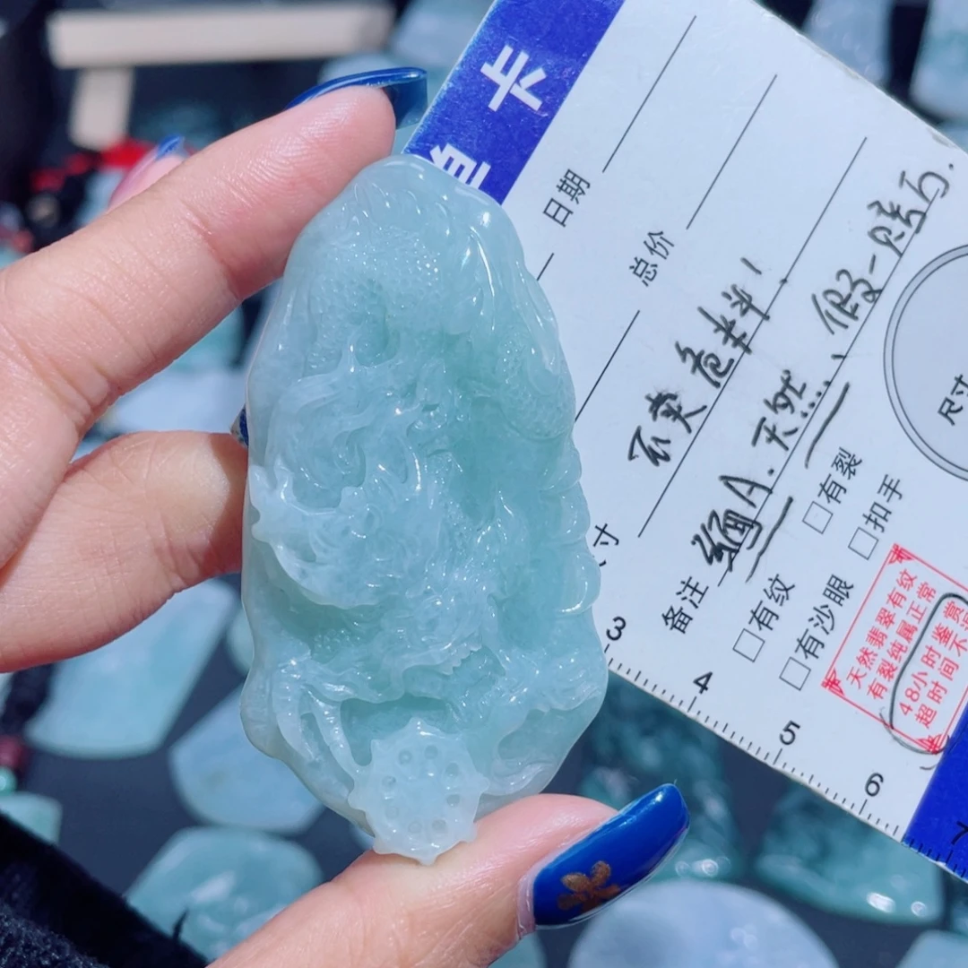 翡翠未镶嵌颈饰龙牌