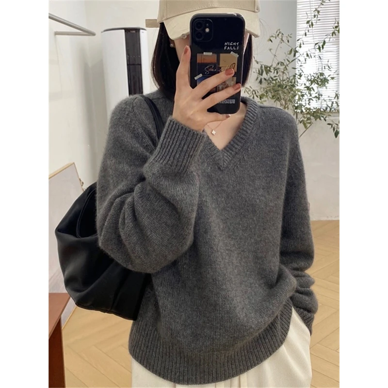 灰色气质V领毛衣女秋冬新款浣熊绒宽松慵懒软糯内搭打底针织上衣