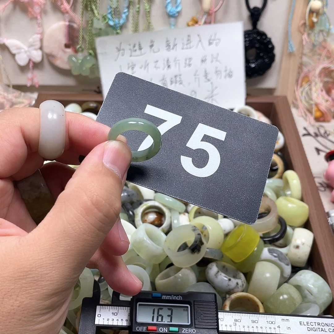 欣***成蛇纹石玉合金颈饰