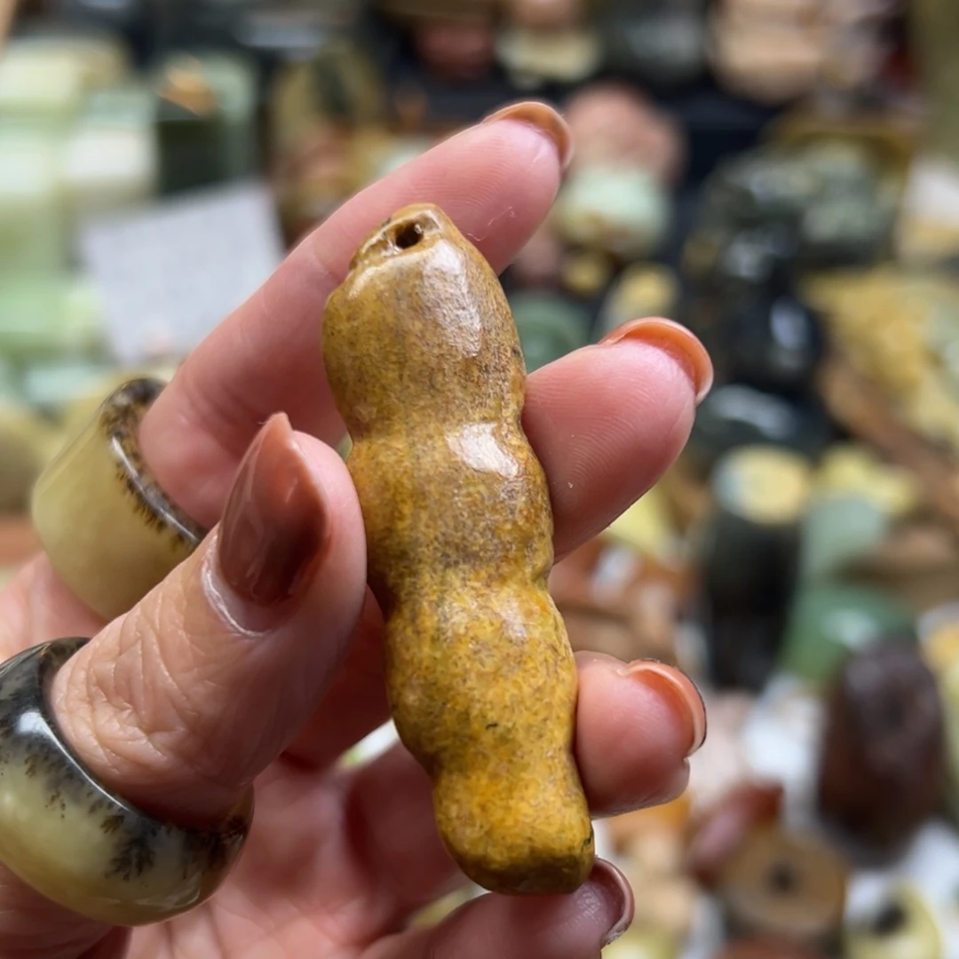 岫岩河磨玉（透闪石质玉）未镶嵌颈饰河磨玉四季豆