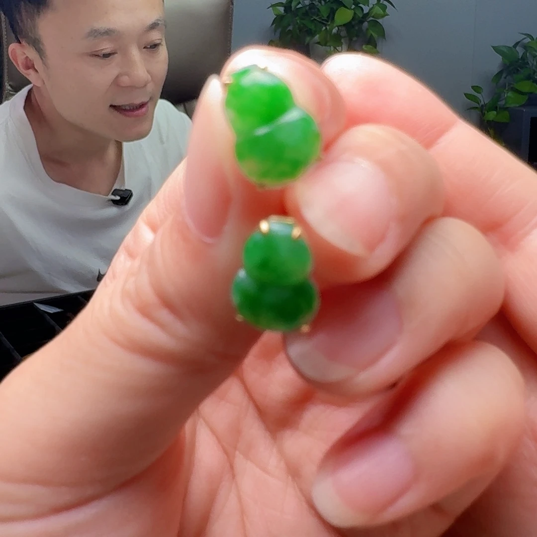 翡翠18K金镶嵌耳饰天然