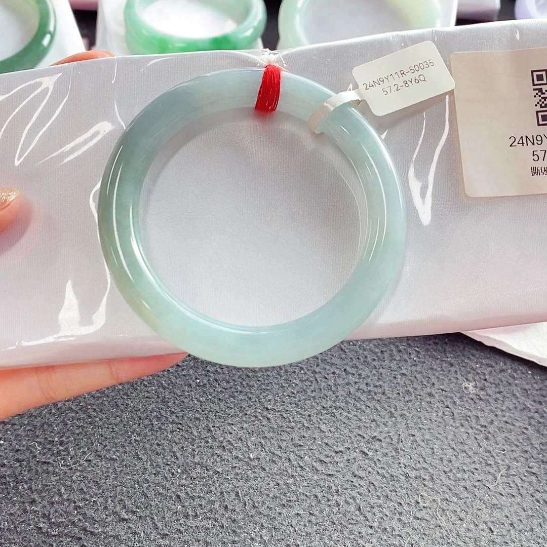 未镶嵌手镯翡翠57.5淡蓝色半山水
