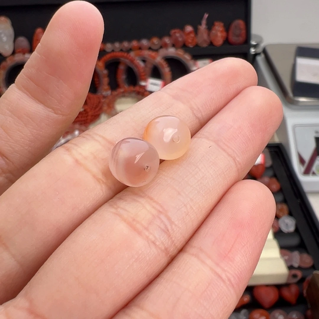 …***.南红玛瑙未镶嵌颈饰老型珠一对