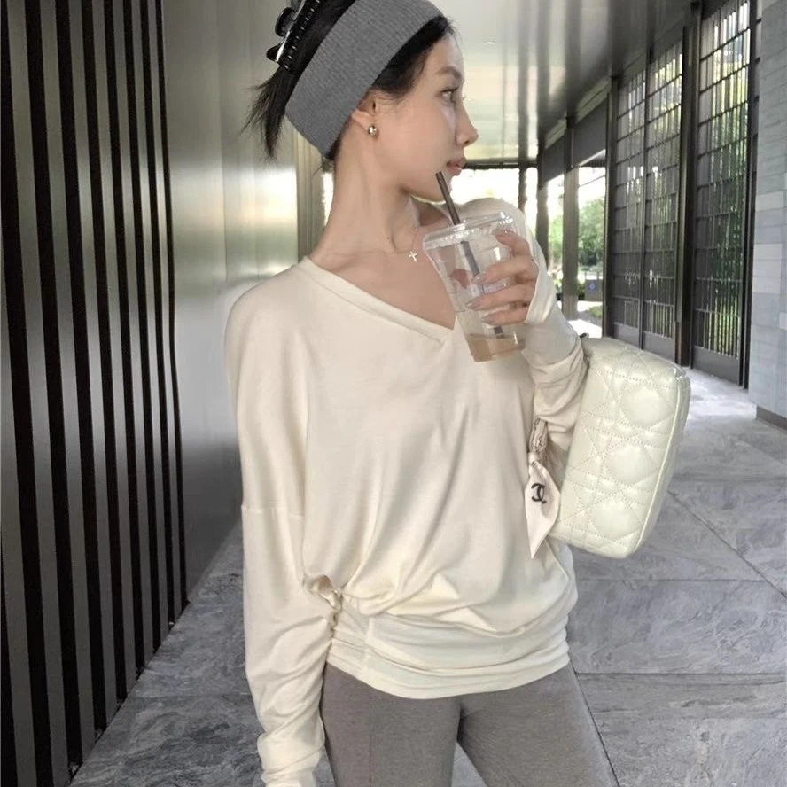 冬天韩版显瘦V领时尚正肩弯刀堆积感百搭长袖t恤慵懒风打底上衣