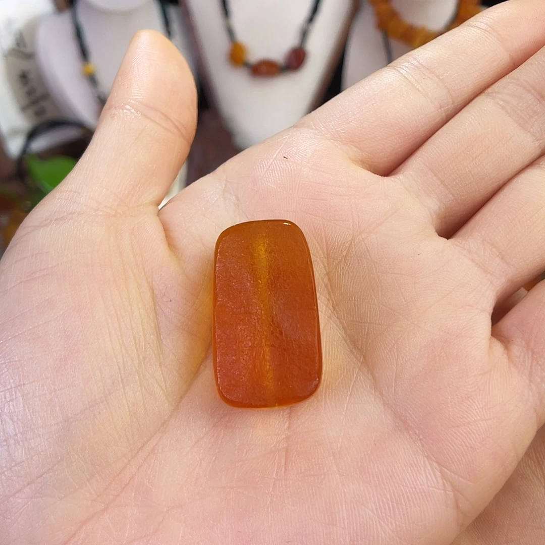 琥珀珠宝奇石未镶嵌。