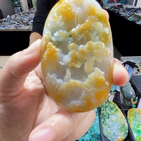 翡翠未镶嵌颈饰一个