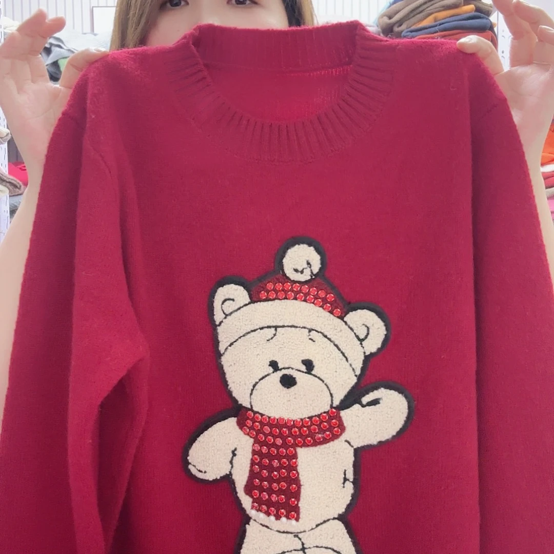 红色小熊卡通图案