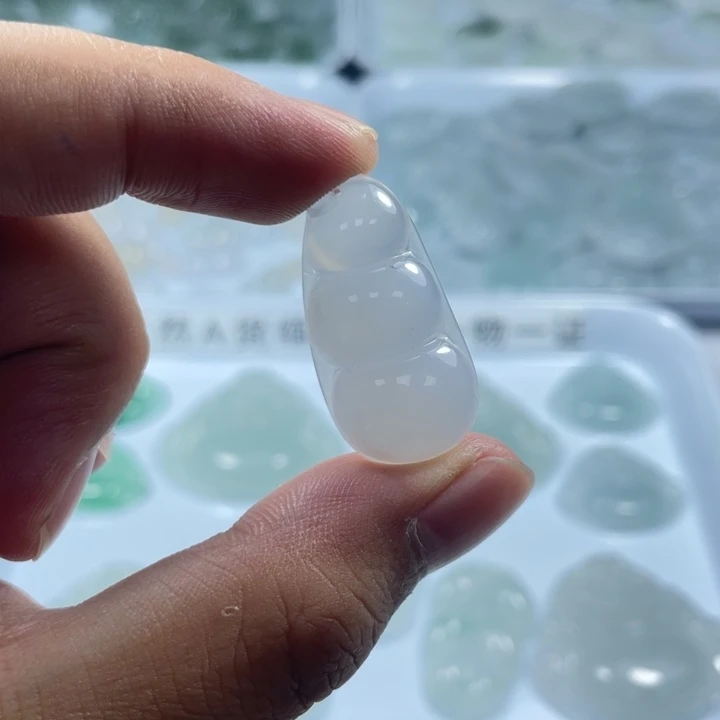 翡翠未镶嵌颈饰豆子