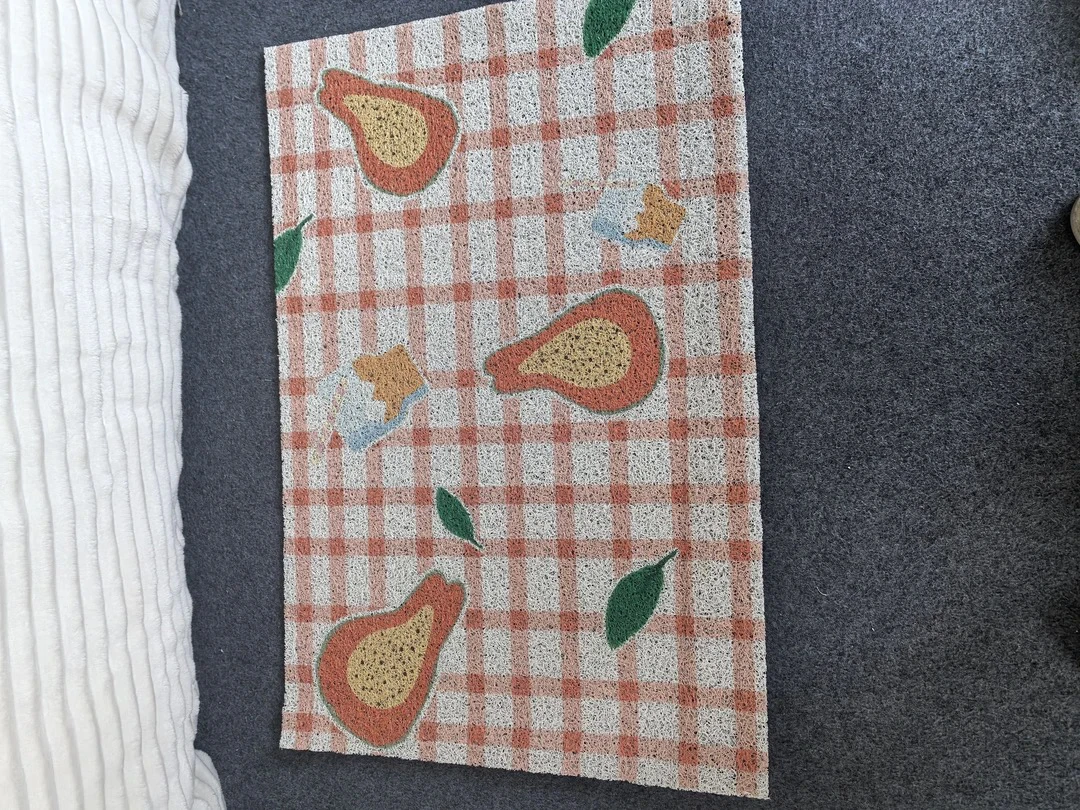 《辉岳》约60x90 红白格牛油果丝圈地垫发一张