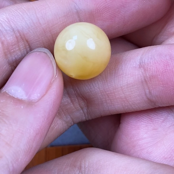 未镶嵌琥珀裸石微瑕85