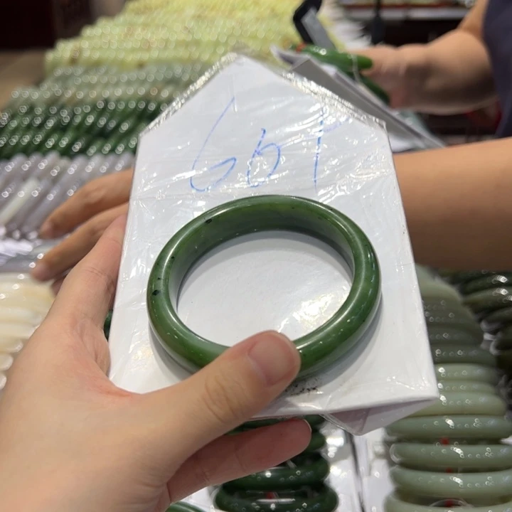 用***9未镶嵌手镯和田玉