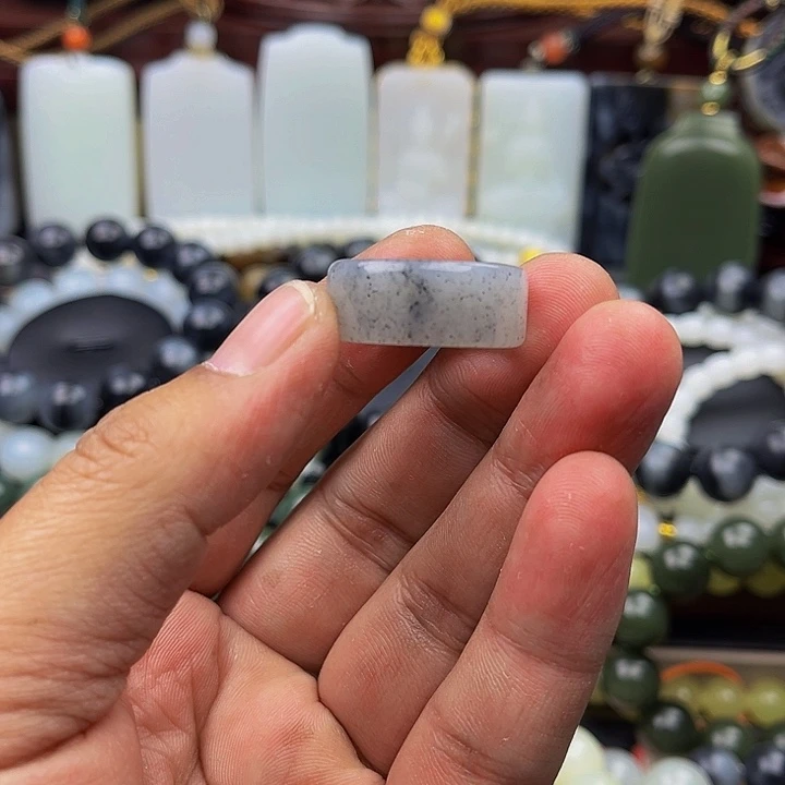 未镶嵌戒圈和田玉抖**擞