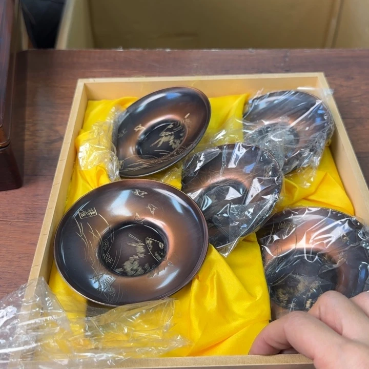 …一个陶瓷物件哈哈哈