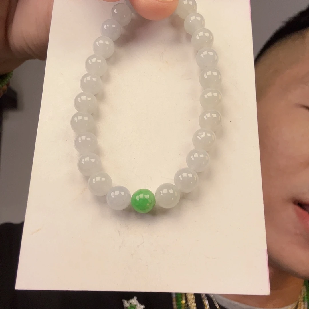 翡翠未镶嵌颈饰一件