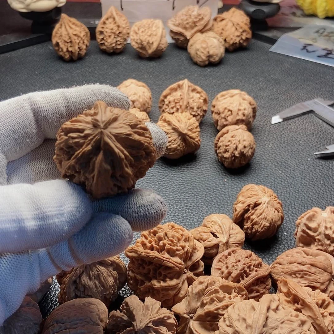 浅***风文玩核桃吊坠白狮子三棱带角