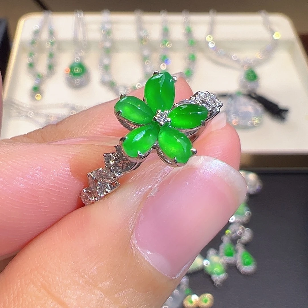 翡翠18K金镶嵌戒指