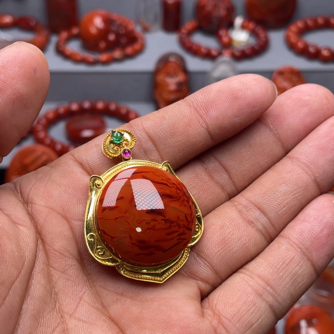 南红玛瑙18K金镶嵌珠宝奇石吊坠