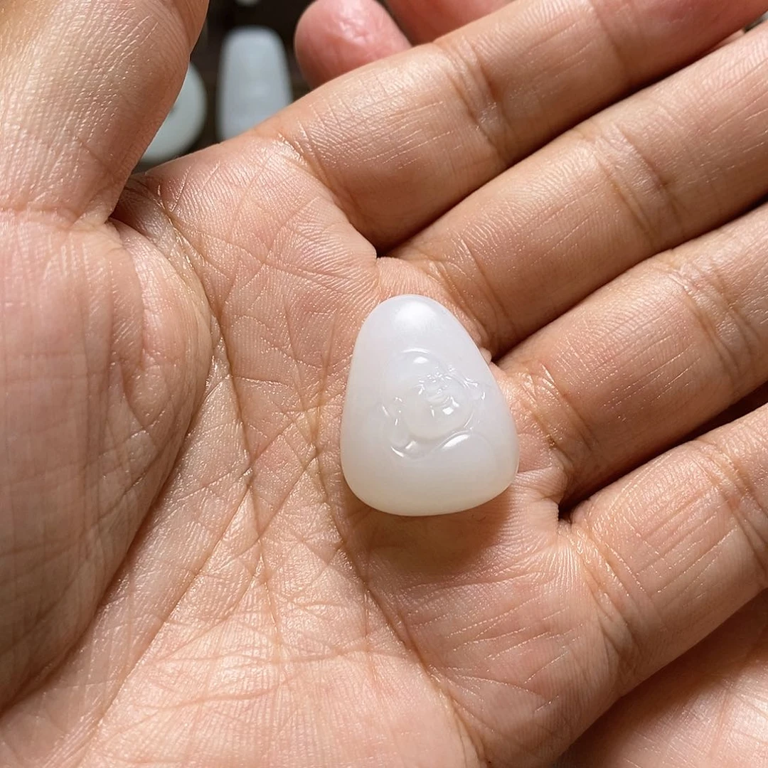 和田玉挂件未镶嵌薄***?