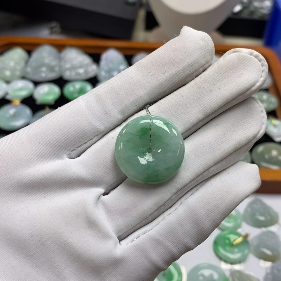 翡翠颈饰未镶嵌平安扣