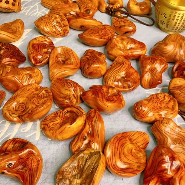 太行崖柏陈化黑油金瘤纹理手把件文玩随型佳品