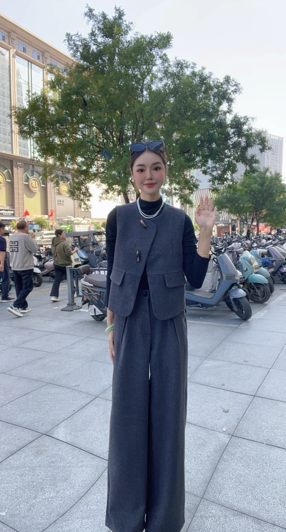 2025秋冬新款女气质显瘦复古毛呢时尚马甲+内搭+裤裙三件套装