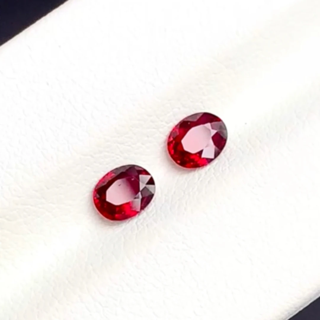 红宝石强荧光感明亮鲜艳饱满圆润光泽感强晶体干净总重0.97克拉