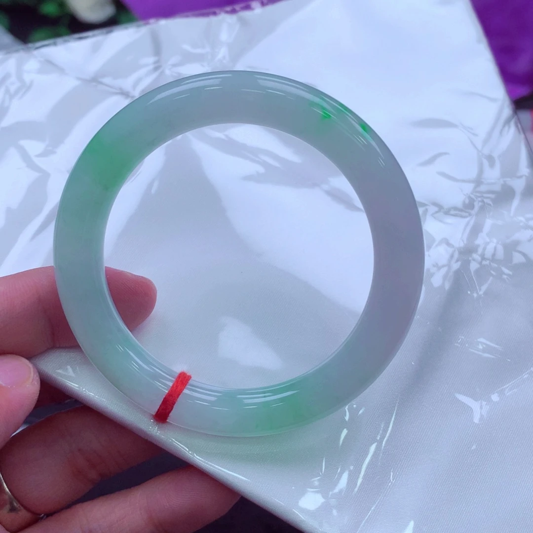 栀***。翡翠未镶嵌手镯翡翠
