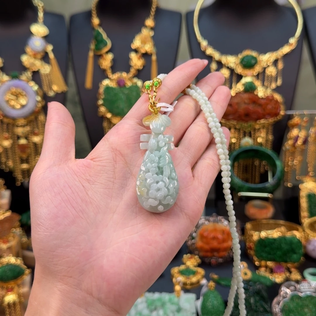 翡翠未镶嵌颈饰炸价琵琶套装