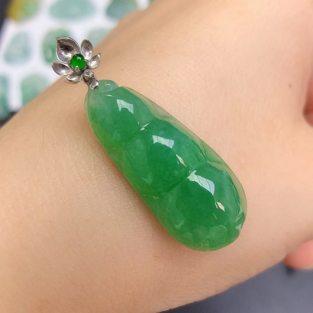 翡翠18K金镶嵌颈饰福豆