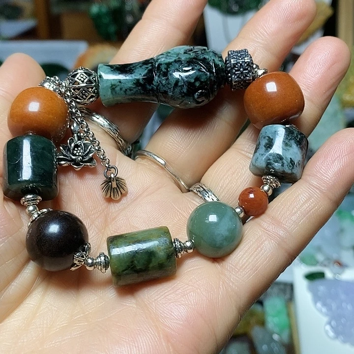 翡翠未镶嵌吊坠(赠链)