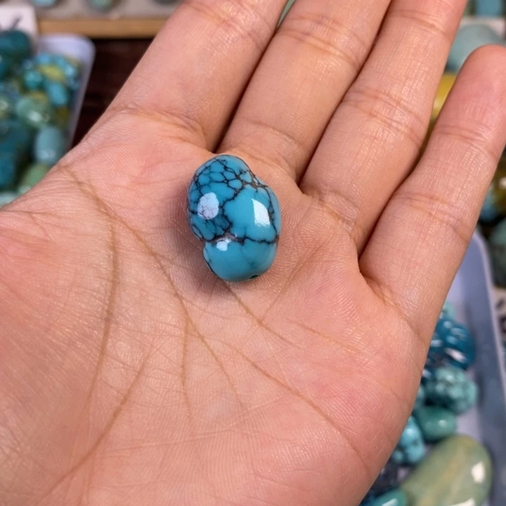吉***宝绿松石未镶嵌颈饰