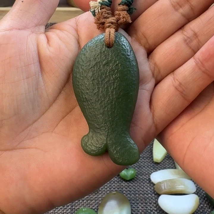 脏***落和田玉未镶嵌颈饰