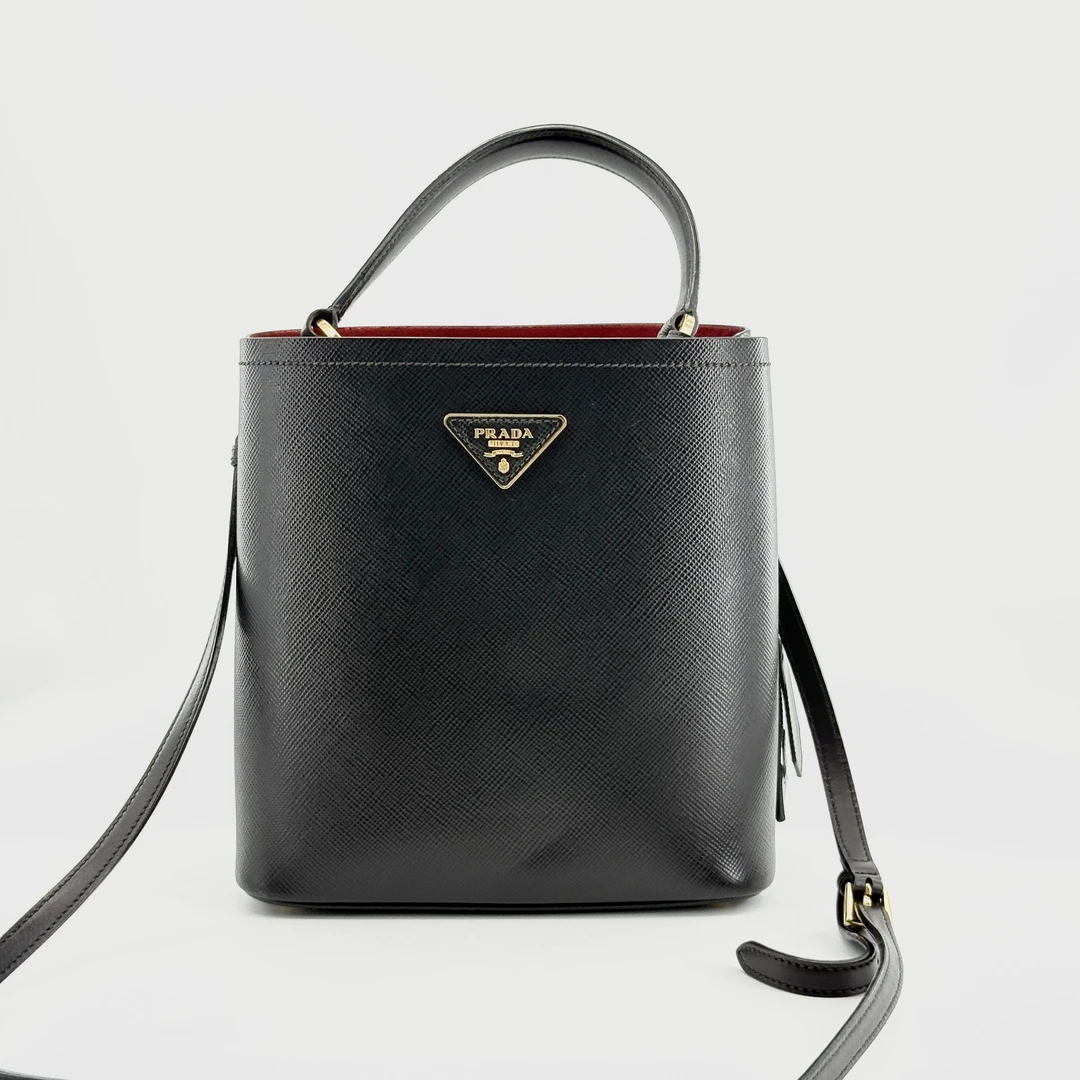 99新 Prada/普拉达 黑色水桶包中号手提斜挎包红色内里（2074）