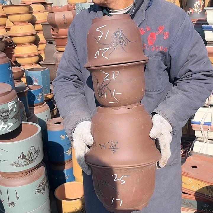 紫砂紫砂花盆和花盆里藏