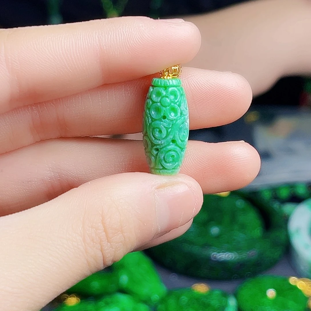 颈饰18K金镶嵌翡翠多样性