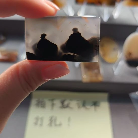 玛瑙/玉髓合金颈饰对坐人物
