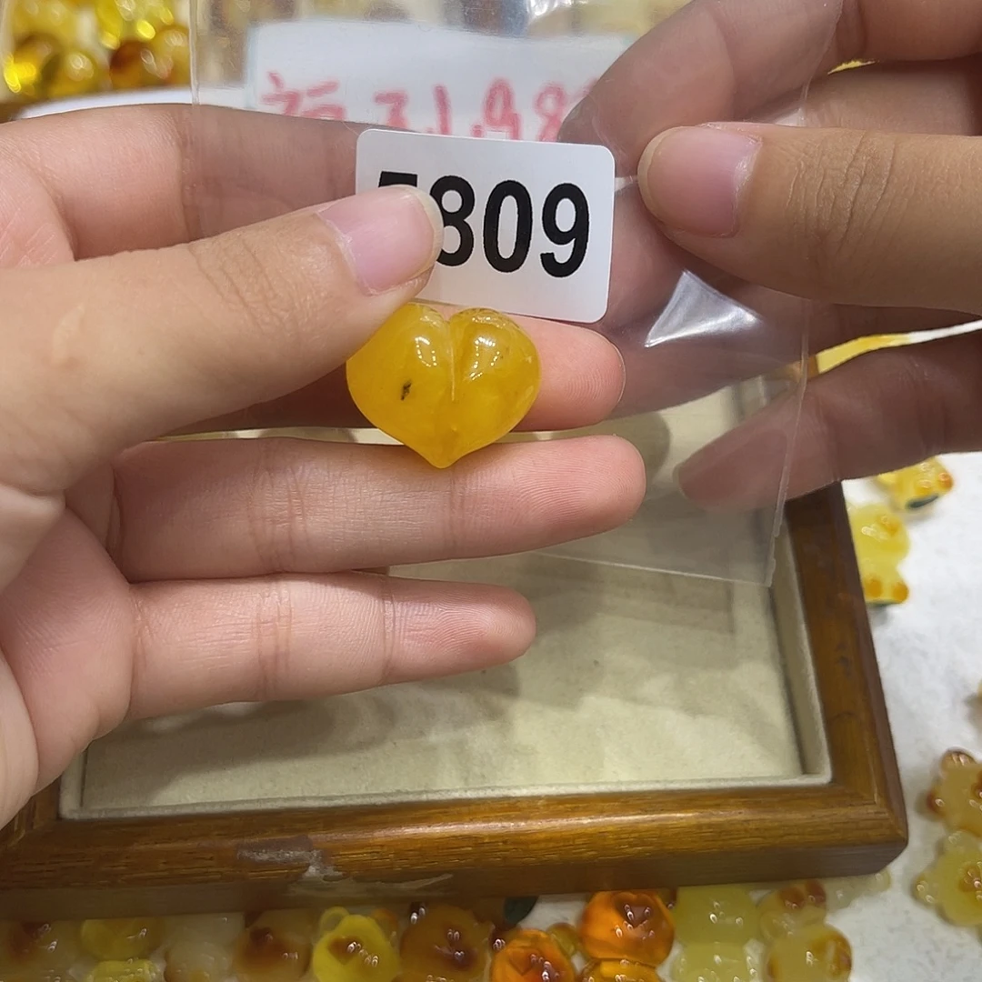 琥珀未镶嵌珠宝奇石