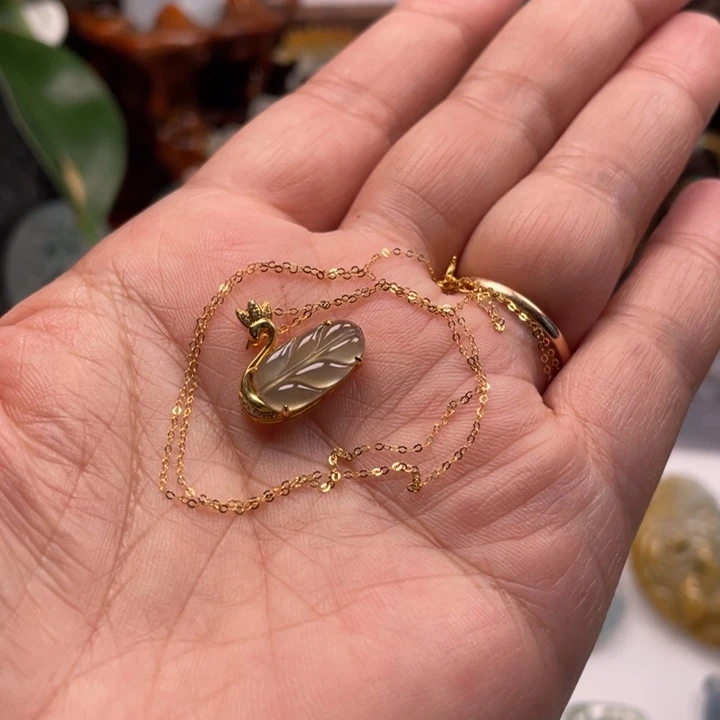 翡翠18K金镶嵌颈饰叶