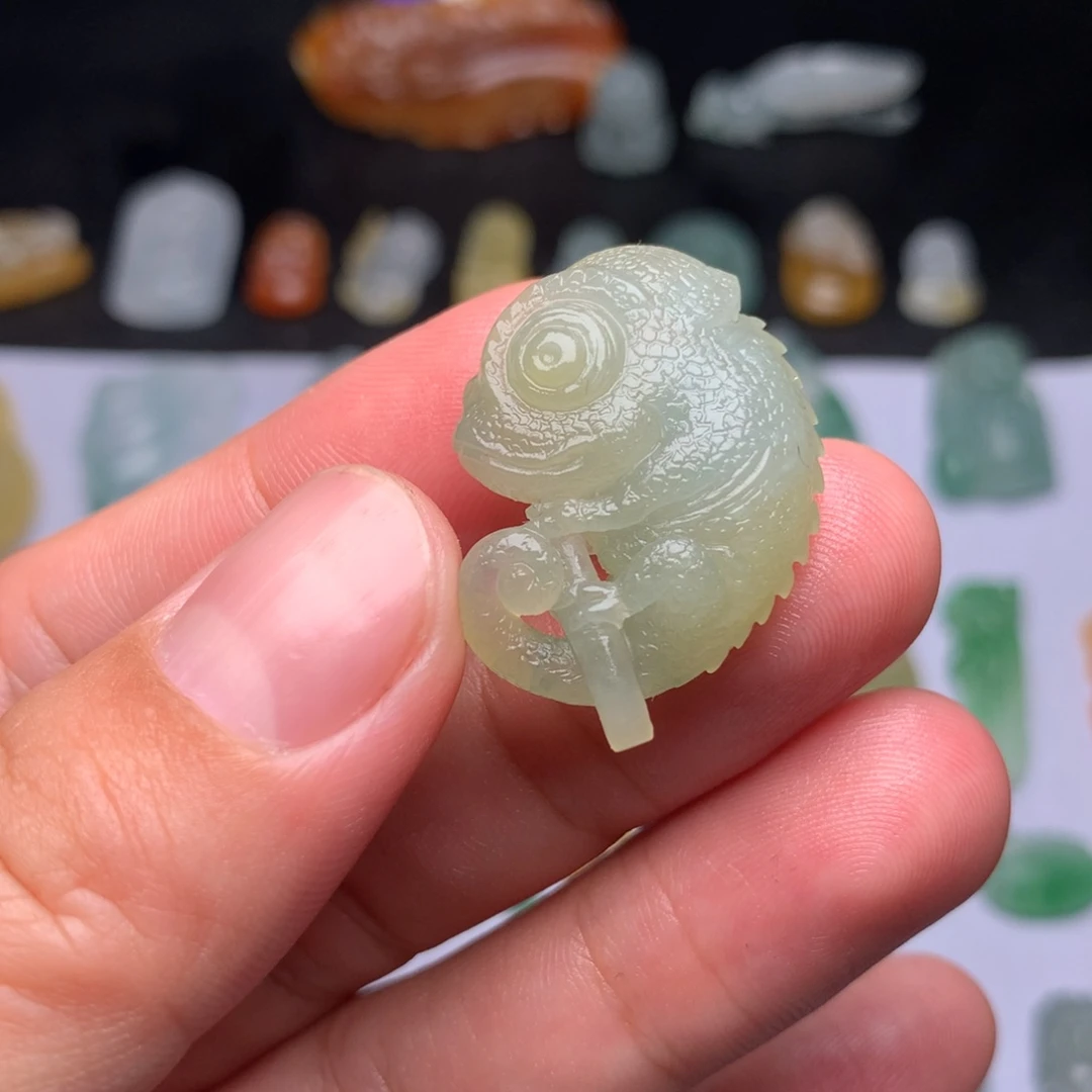 定制翡翠未镶嵌变色龙